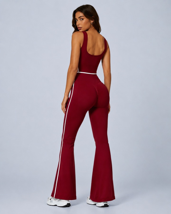 Nahtloser Flare-Sportbekleidungs-Jumpsuit mit Scoop-Back in Karminrot