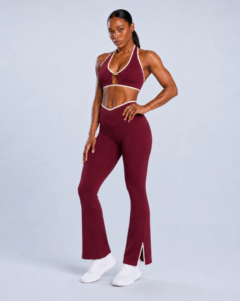 Nahtloses Set aus Neckholder-BH und Flare-Hose mit V-Bund, Kontrasteinfassung und Goldbeschlägen