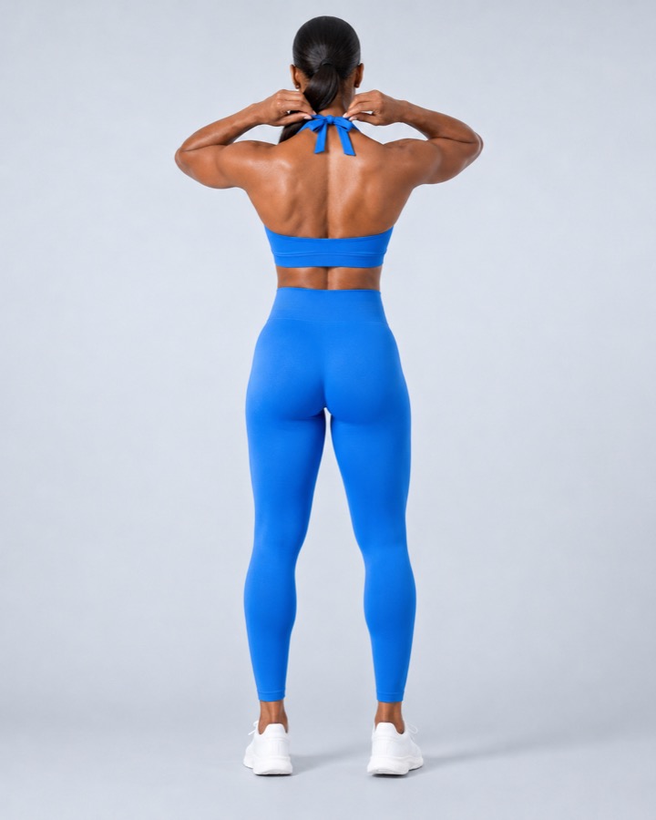 Nahtloses Set aus Neckholder-Trainingsoberteil und High-Waist-Leggings in Königsblau