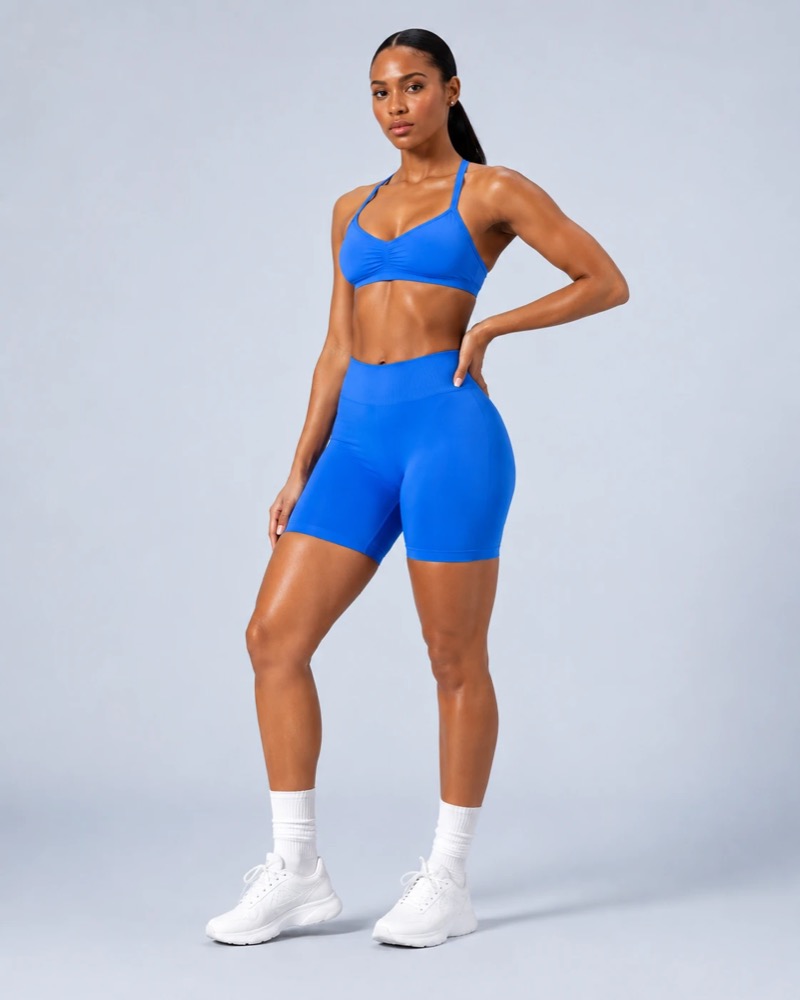 Kobaltblaues nahtloses Set aus Strappy-BH und High-Waist-Biker-Shorts