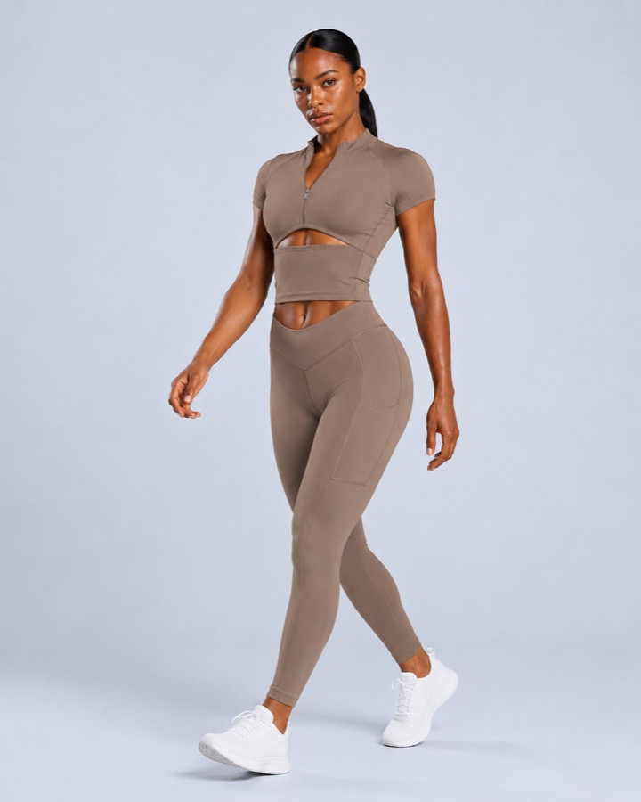 Set aus Crop-Top mit Frontzip und Cutout sowie Leggings mit V-Bund und Taschen in Schwarz